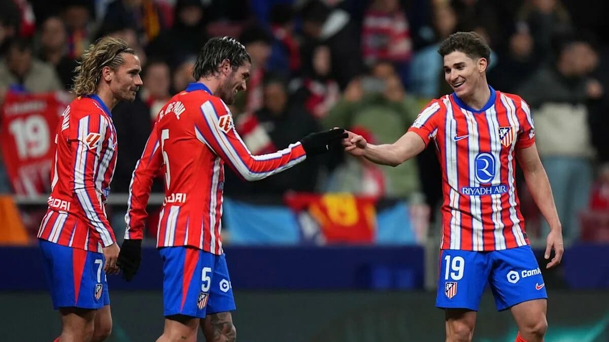 Jugadores celebrando un gol